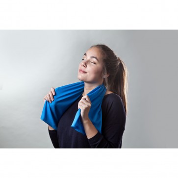 Blaues Fitnesstuch mit Sportlerin